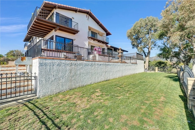 view of yard with a balcony