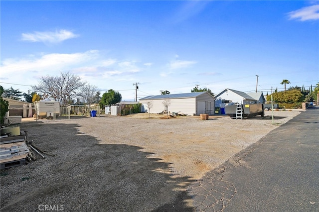 view of yard featuring an outbuilding