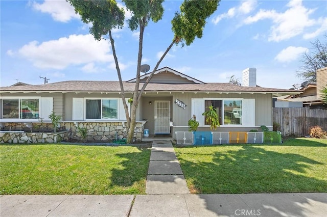 view of front facade with a front yard