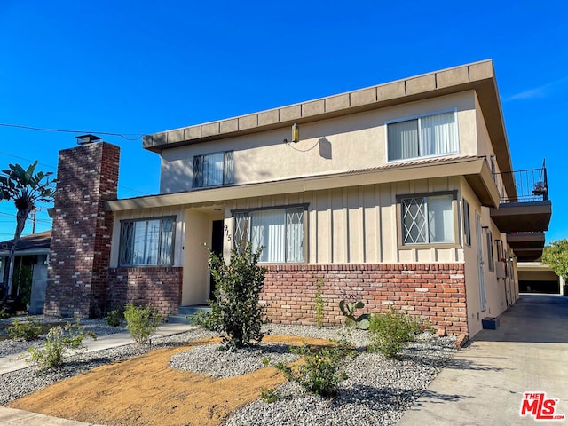 view of front of house with a balcony