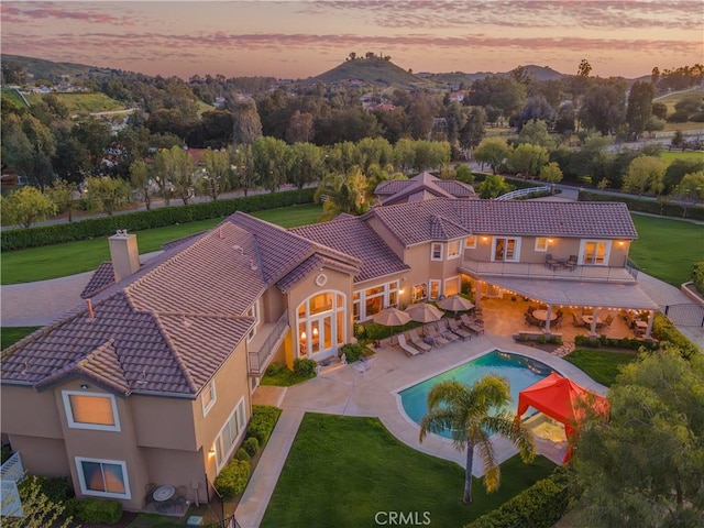 view of aerial view at dusk