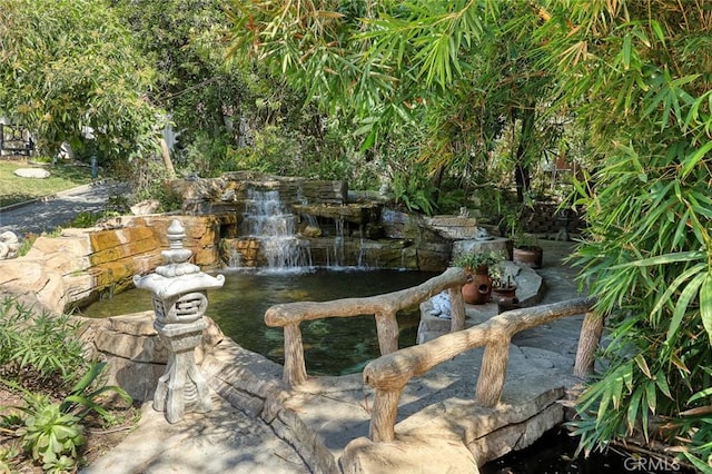 view of yard featuring a garden pond