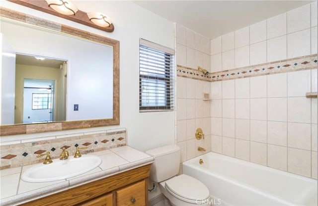 full bathroom featuring tasteful backsplash, plenty of natural light, tiled shower / bath combo, and toilet