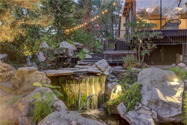 view of yard with a hot tub