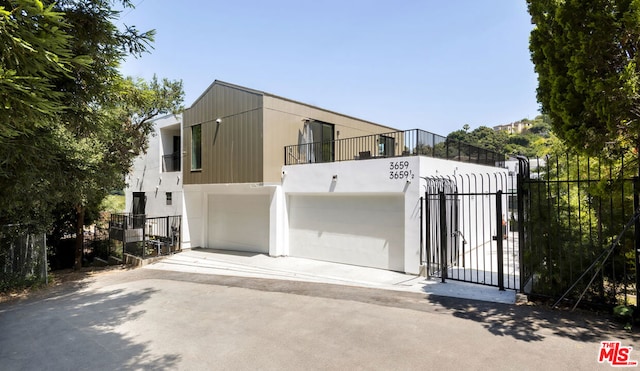 view of front facade featuring a garage