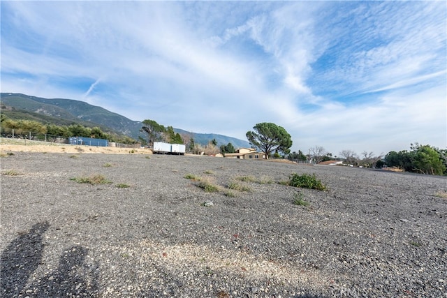 view of yard featuring a mountain view