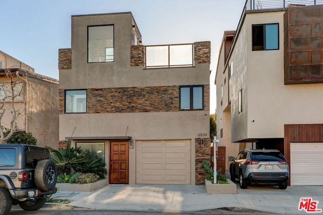 view of front facade featuring a garage