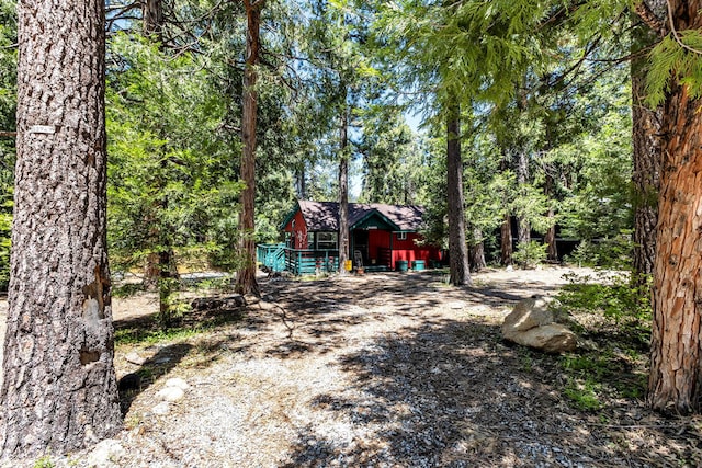 view of yard with an outdoor structure