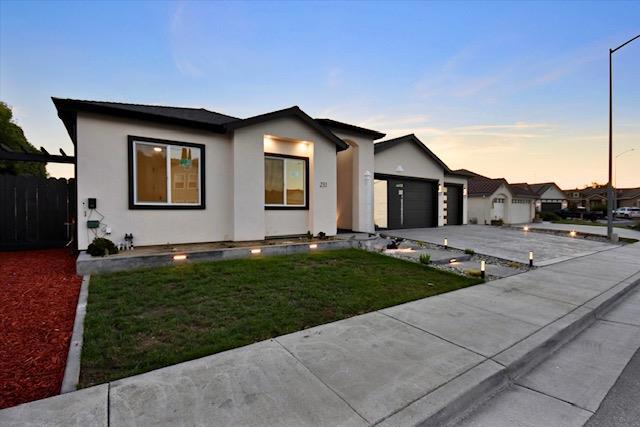 view of front of house featuring a garage and a yard