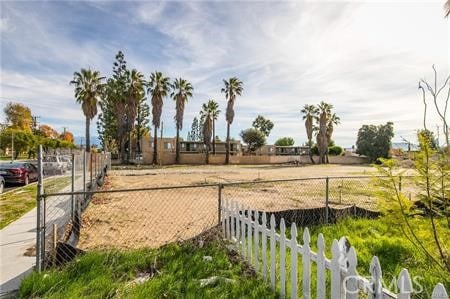 Listing photo 3 for 405 W Merrill Ave, Rialto CA 92376