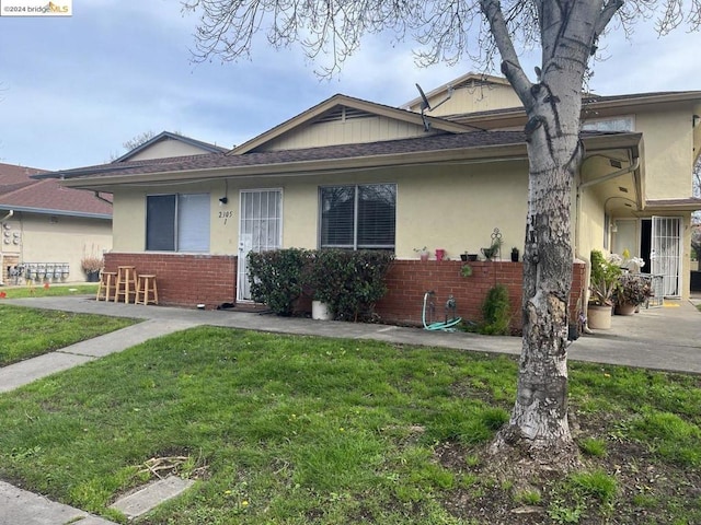 view of front of house with a front lawn