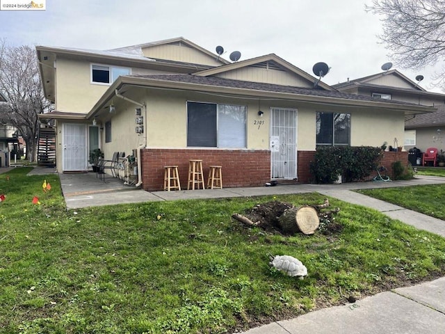 view of front facade with a patio area and a front yard