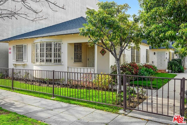 view of front of home featuring a front lawn