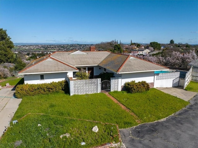 view of front of property featuring a front yard