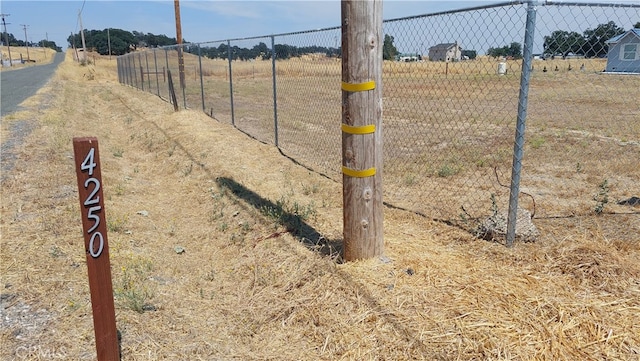 view of yard with a rural view