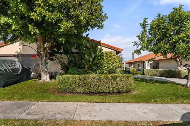 view of front of property featuring a front lawn