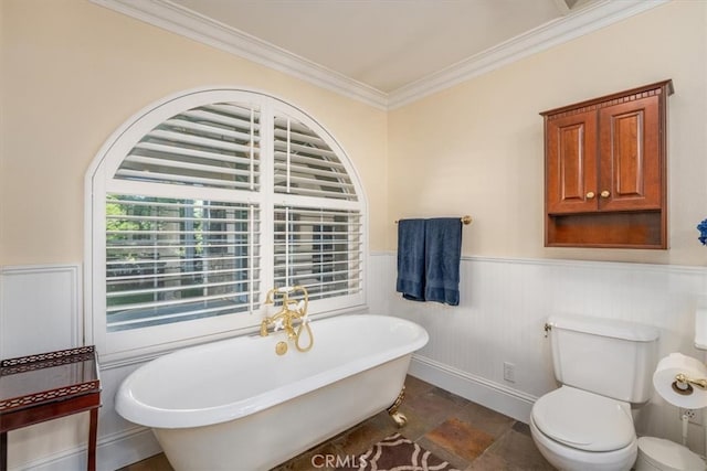 bathroom featuring a bathtub, crown molding, and toilet