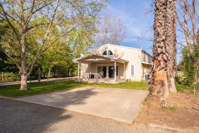 view of front facade with a front yard and a porch