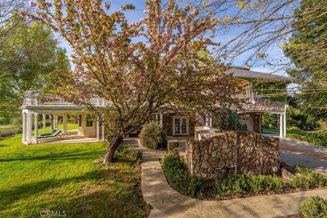 view of front of home featuring a front yard