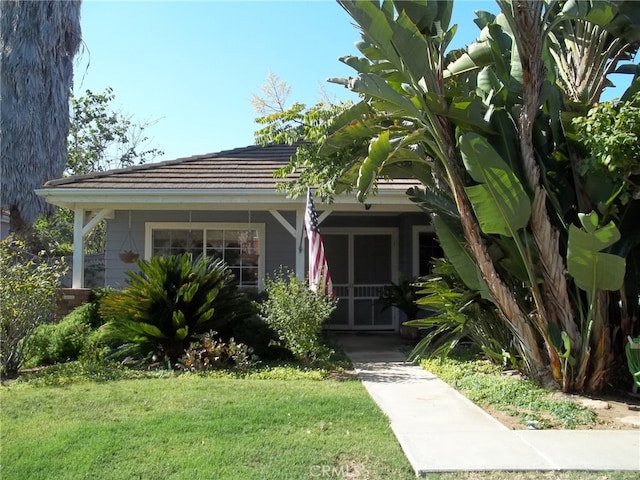 view of front facade with a front yard