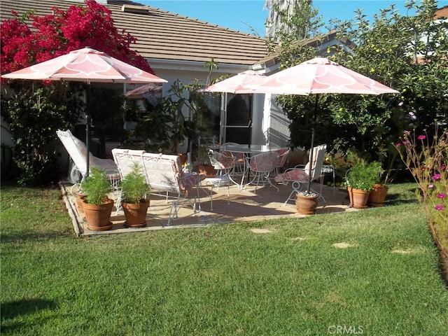 view of yard featuring a patio