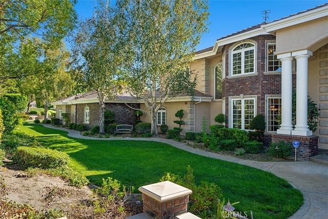 view of front facade with a front yard