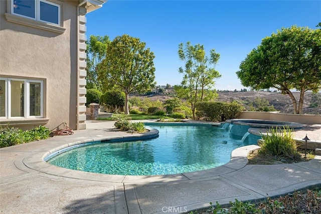 view of pool featuring an in ground hot tub