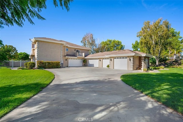 view of front of property featuring a front lawn