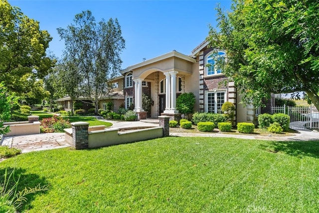 view of front of property featuring a front lawn