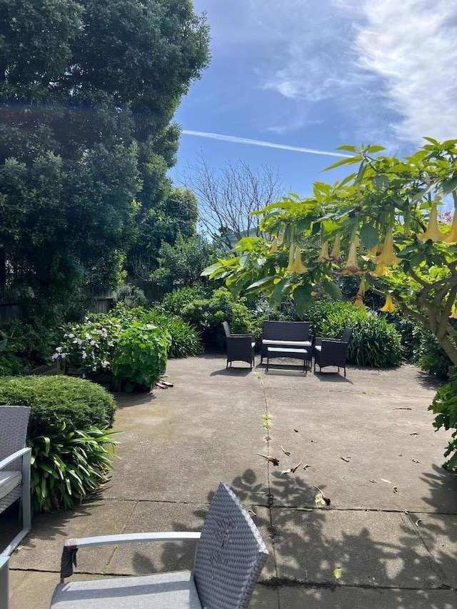 view of patio featuring outdoor lounge area