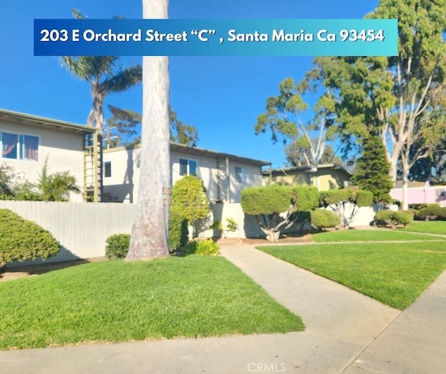 view of front of house with a front lawn