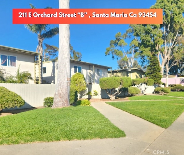 view of front of property featuring a front yard