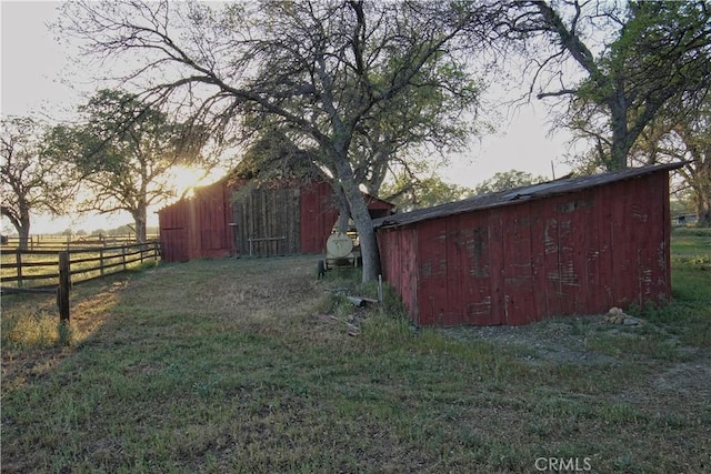 view of yard with an outdoor structure