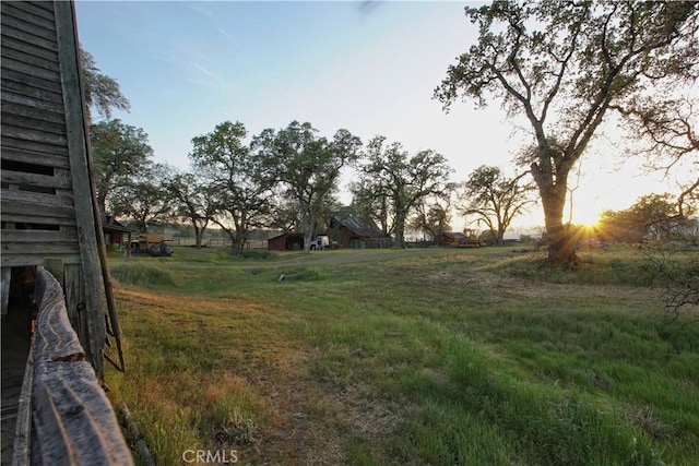 view of yard at dusk