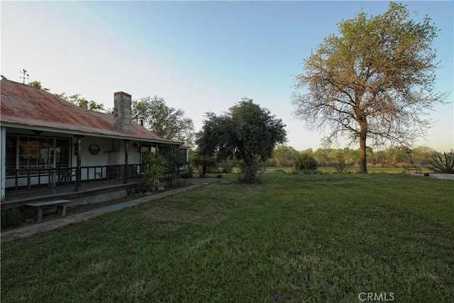 view of yard at dusk