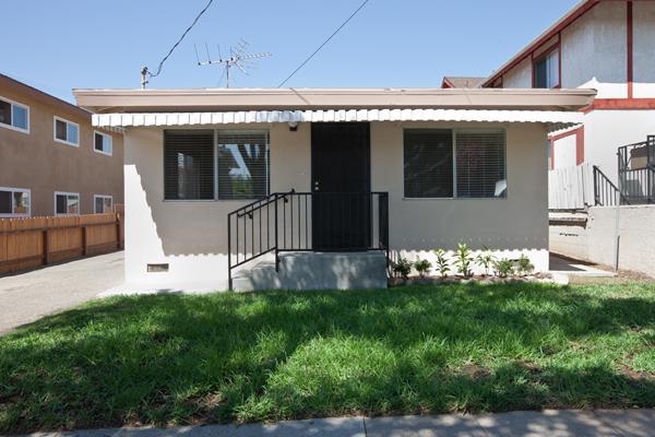 view of front of house featuring a front yard