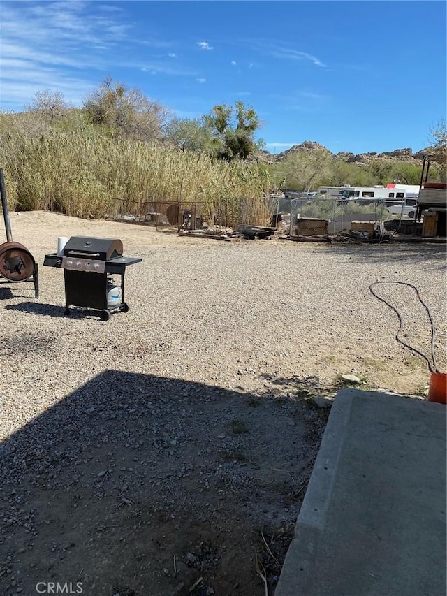 view of yard featuring a mountain view