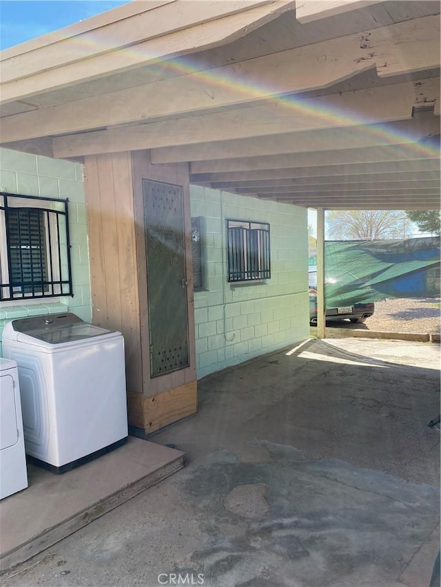 view of patio / terrace with independent washer and dryer