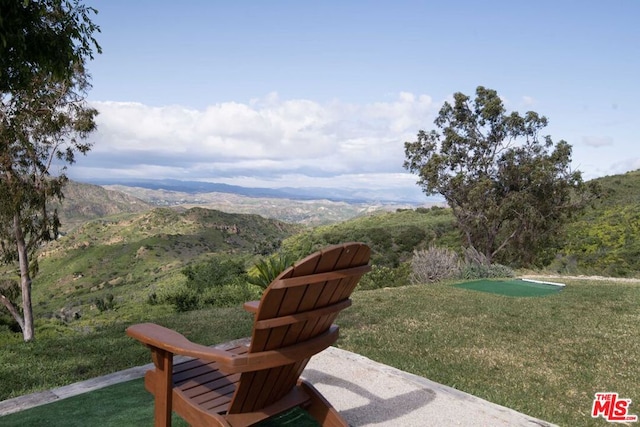 view of yard featuring a mountain view