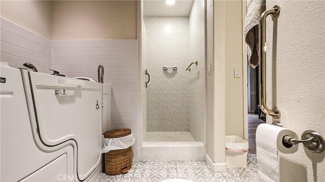 bathroom featuring a tile shower