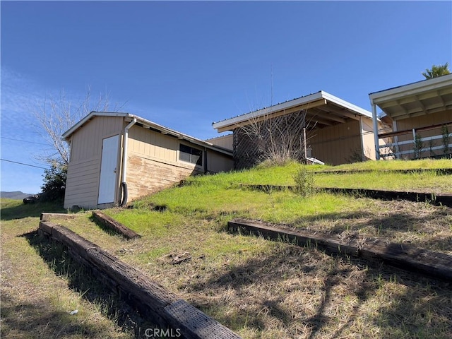 view of yard featuring an outdoor structure