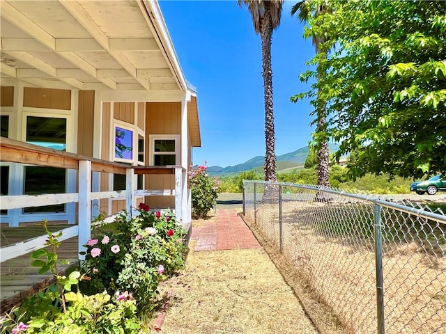 view of yard featuring a mountain view