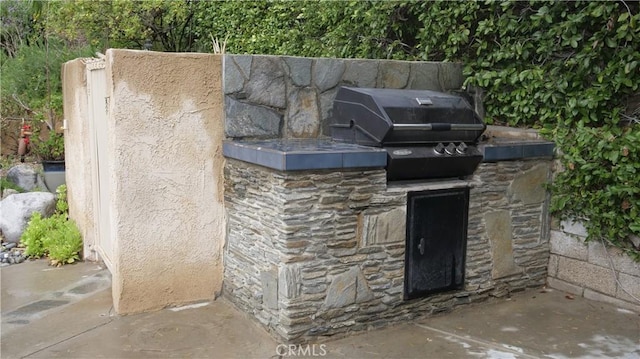 view of patio featuring a grill and an outdoor kitchen