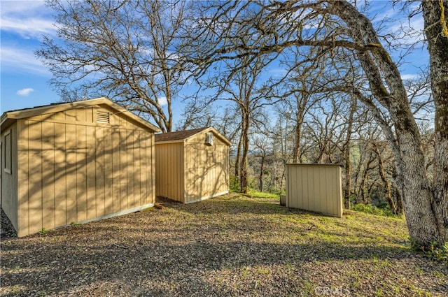 view of yard featuring a storage shed