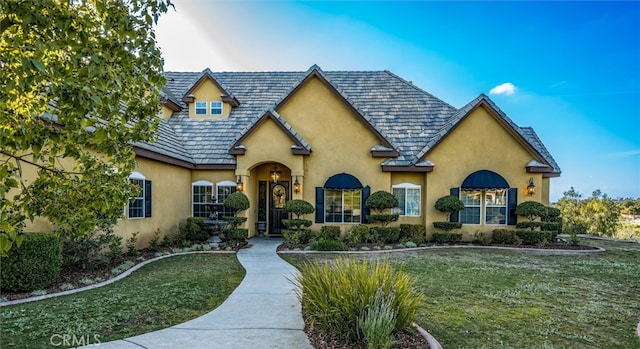 view of front of property featuring a front lawn