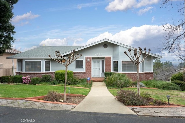 view of front of property featuring a front lawn