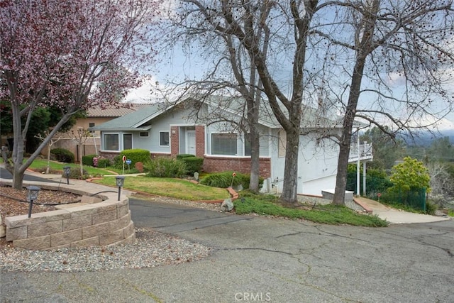 ranch-style home with a front yard