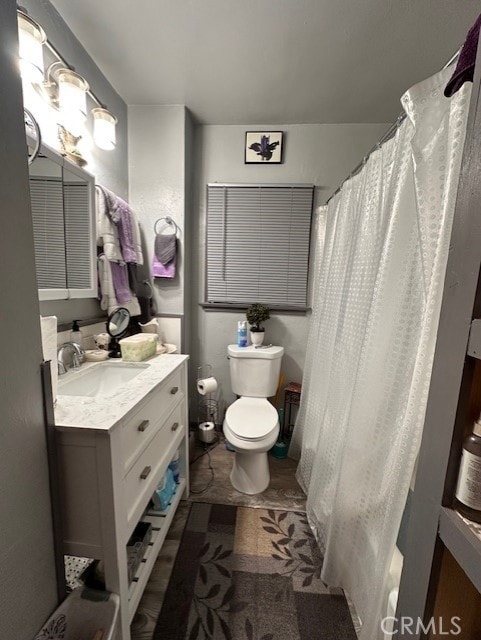 bathroom featuring a shower with curtain, vanity, and toilet