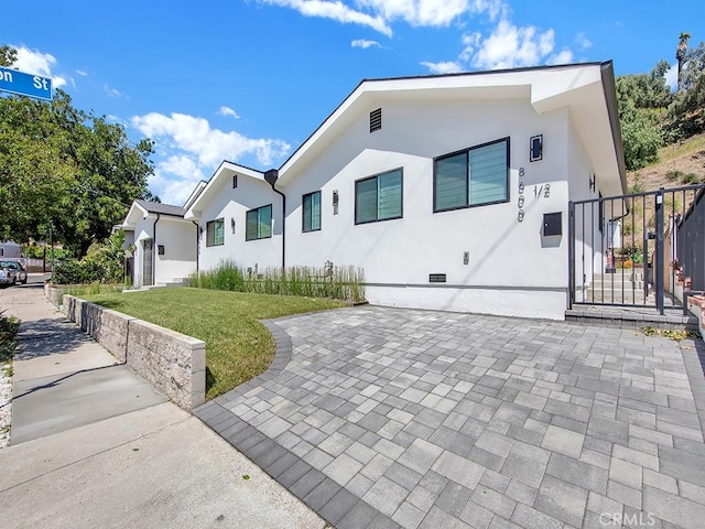 view of front of property featuring a front lawn