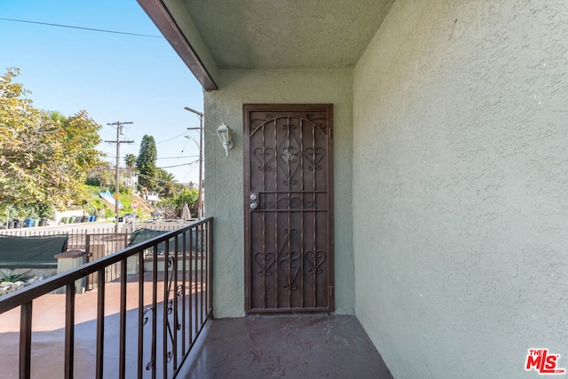 property entrance featuring a balcony